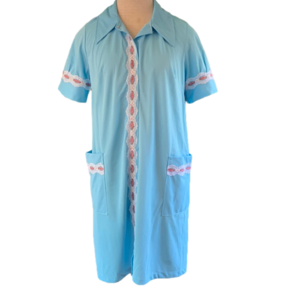 VINTAGE blue housecoat with white lace and pink flowers size medium